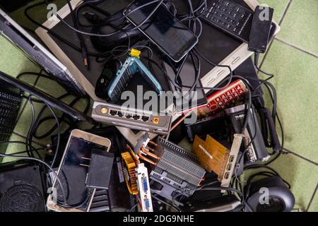 Pile de produits électroniques assortis e-déchets Banque D'Images