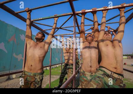 Bagdad, Irak. 08 décembre 2020. Les soldats participent à un entraînement militaire de la Brigade iraquienne d'intervention d'urgence (ERB) des Forces d'opérations spéciales du Ministère de l'intérieur sur un terrain d'entraînement à la base aérienne de Bagdad, avant le jour de la victoire qui célèbre la défaite de l'État islamique en Irak. L'ERB a joué un rôle de premier plan avec l'armée irakienne et les Peshmerga kurdes dans la lutte contre l'État islamique (EI) en Irak. Credit: Ameer Al Mohmedaw/dpa/Alamy Live News Banque D'Images