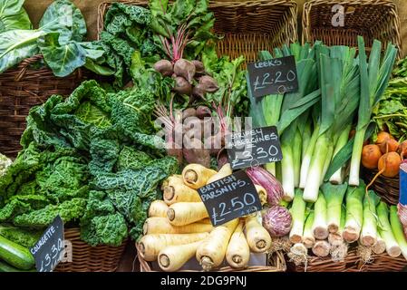 La panais, poireau, chou et autres légumes à la vente à un marché Banque D'Images