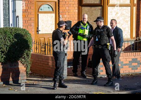 Des officiers de l'unité de soutien opérationnel de la police des West Midlands assistent sur les lieux d'une maison qui a été blaguée par des coups de feu tôt jeudi matin, le 15 octobre 2020. L'incident s'est produit sur Green Lane à Bordesley Green, East Birmingham, Royaume-Uni. Banque D'Images