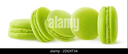 Cinq verts (thé matcha ou pistache) macarons dans une rangée isolée sur fond blanc Banque D'Images