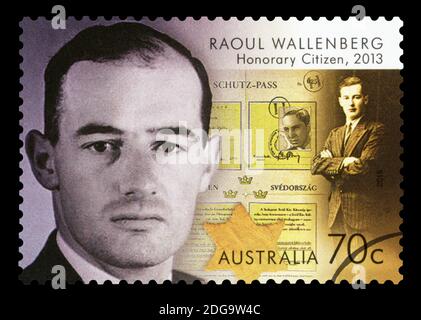 AUSTRALIE - VERS 2015 : timbre-poste imprimé en Australie montrant une image de Raoul Gustalf Wallenberg, vers 2015. Banque D'Images