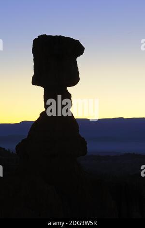 Thors Hammer kurz vor Sonnenaufgang, Sunrise point, Bryce Canyon Nationalpark, Utah, Südwesten USA Banque D'Images