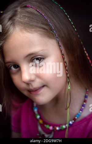 Portrait d'une belle jeune fille caucasienne avec des cheveux tressés Banque D'Images