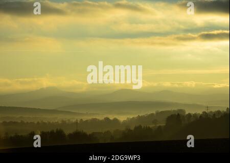 Fulda, Allemagne. 08 décembre 2020. Vue depuis le quartier de Fulda Dietershan au lever du soleil jusqu'aux hauteurs du parc naturel Hessische Rhön. Credit: Andreas Arnold/dpa/Alay Live News Banque D'Images