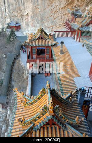 Le Temple suspendu ou Monastère suspendu près de Datong dans la province du Shanxi, en Chine. Détail des toits et d'une cour à l'intérieur du temple. Banque D'Images