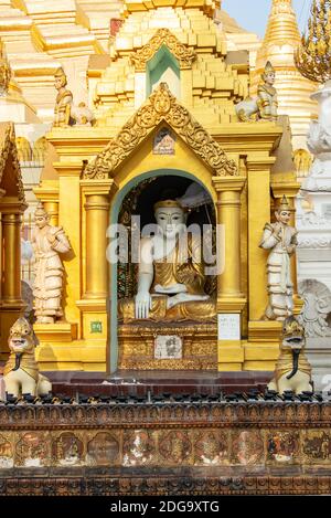 Statue de Bouddha à la pagode Shwedagon, à Yangon Birmanie Myanmar Banque D'Images