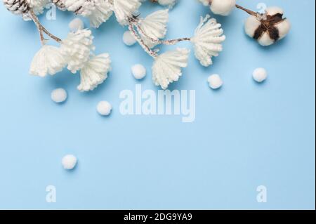 Maquette de feuilles d'eucalyptus et de coton avec place pour le texte sur fond bleu. Couronne en branches, cônes. Flat lay, vue de dessus Banque D'Images