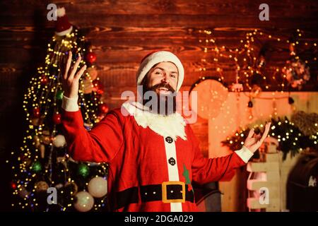 Préparation à Noël. Période de noël. Bonne année 2020. Prêt pour Noël. Homme avec barbe à l'arbre de noël décoré. Vacances d'hiver. Père noël à barbe heureux. Homme en chapeau de père noël. Sensation de bonheur. Banque D'Images