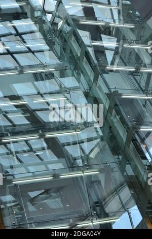 Architecture Abstract Background, mur de rideau de verre, éléments de fixation de Spider Glass System, détail de la façade. Banque D'Images