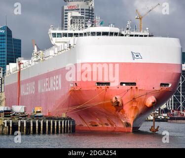 Un grand bateau de transport en voiture amarré au port de la ville d'Auckland Banque D'Images