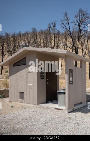 Toilettes handicapés Pit le long de la route de gravier dans le Grand bassin National Stationnement Banque D'Images