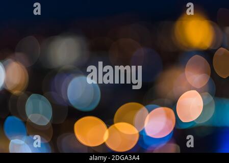 En forme de citron lumineux sur bokeh blue night city lights background Banque D'Images