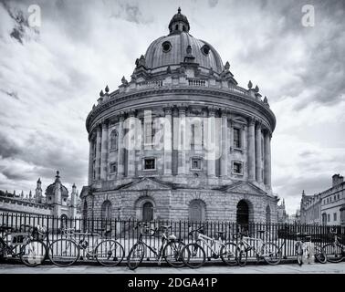 Caméra Radcliffe d'Oxford, avec les vélos de marque de la ville Banque D'Images