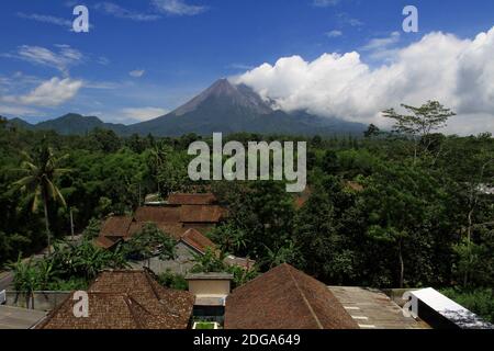 Yogyakarta, Indonésie. 08 décembre 2020. Le mont Merapi émet de la fumée solfatara vue depuis le village de Kepuharjo, Cangkringan, Sleman, Yogyakarta, Indonésie, le 8 décembre 2020. Les dernières données du Centre de recherche sur les catastrophes géologiques et de développement technologique indiquent que la sismicité continue d'augmenter et que le magma se rapproche du pic, à seulement 1 km, ce qui indique que le Mont Merapi va éclater à l'avenir. (Photo par Devi Rahman/INA photo Agency/Sipa USA) crédit: SIPA USA/Alay Live News Banque D'Images