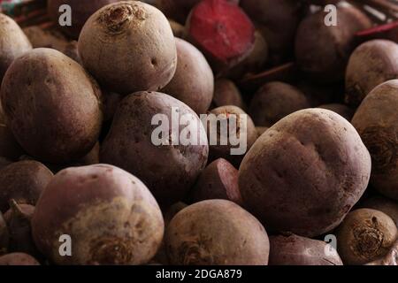 Pile de têtes de betteraves biologiques mûres. Banque D'Images