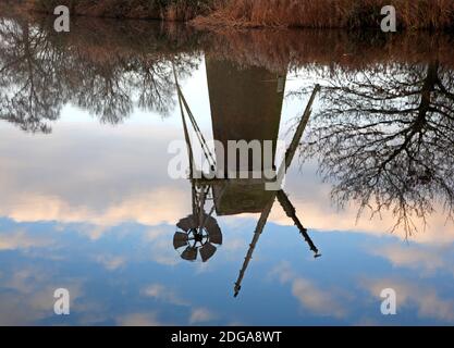 Une vue d'un reflet de l'usine de drainage de Turf Fen dans la rivière Ant sur les Norfolk Broads par How Hill à Ludham, Norfolk, Angleterre, Royaume-Uni. Banque D'Images