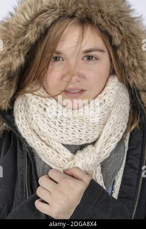 Adorable mannequin ado blond portant UN manteau d'hiver dans un Environnement Studio Banque D'Images