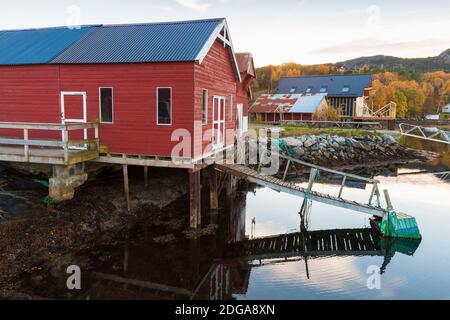 Village de pêcheurs norvégien, grange en bois rouge sur la côte de la mer. Ssilfjord, région de SOR-Trondelag, village de Vingvagen Banque D'Images