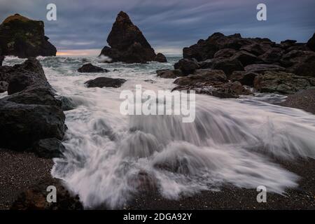 Coucher de soleil sur une plage Rocky Northern California Beach Banque D'Images