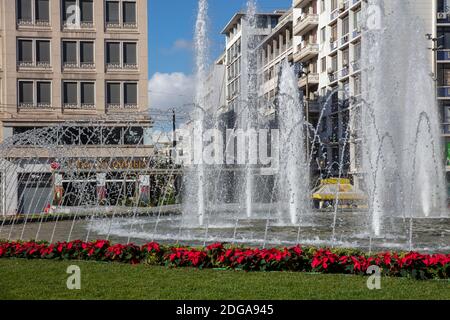 Athènes, Grèce. Décembre 5 2020. Nouvelle fontaine à Omonia après la restauration de la place Omonia, jour d'hiver ensoleillé. Centre-ville vide, pandémie de coronavirus Banque D'Images