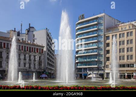 Athènes, Grèce. Décembre 5 2020. Nouvelle fontaine à Omonia après la restauration de la place Omonia, jour d'hiver ensoleillé. Jours de confinement en cas de pandémie du coronavirus Banque D'Images