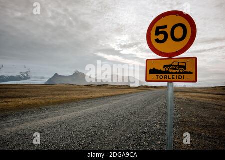 Un 4x4 seul panneau de route dans la montagne et le paysage de plaine isolés de l'Islande. Conduite - route de gravier F Islande Banque D'Images