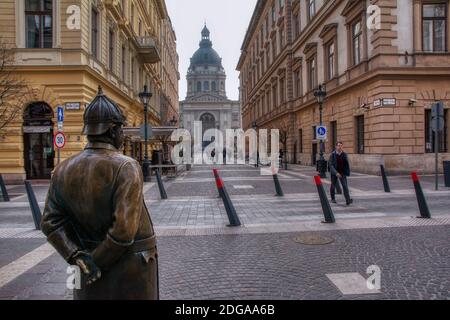 Budapest, Hongrie - 28 mars 2018 : la statue du policier Fat à Budapest, Hongrie. Le frottement de l’estomac du policier de la graisse à l’encens aurait pour effet d’apporter de la matière grasse Banque D'Images