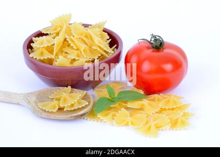 Pasta, Farfalle, Teigwaren , Nudeln, Tomate, Basilikum Banque D'Images