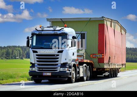 Silver Scania R490 semi-remorque Nosto ja Kuljetus S. Lehtinen Oy transporte la cabine portable comme charge exceptionnelle. Jokioinen, Finlande. 15 juin 2020. Banque D'Images