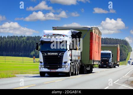 Deux camions argent Scania Nosto ja Kuljetus S. Lehtinen Oy transportent la cabine portable comme charge exceptionnelle en convoi. Jokioinen, Finlande. 15 juin 2020. Banque D'Images