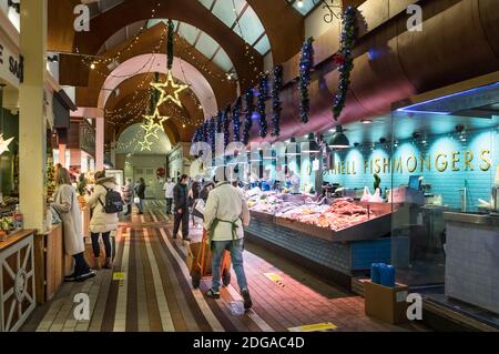 Cork, Cork, Irlande. 08 décembre 2020. Un regard festif sur le marché anglais de Cork City à la Fête de l'Immaculée conception, Une date traditionnellement considérée comme le jour où les achats de Noël commencent et où les gens des zones rurales se rendent dans les villes pour obtenir les derniers bits avant la grande visite du Père Noël. - crédit; David Creedon / Alamy Live News Banque D'Images