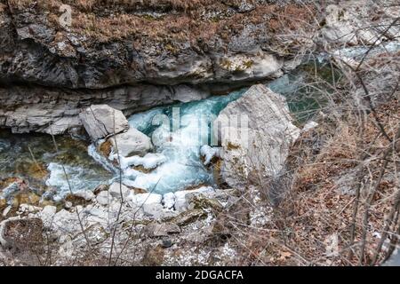 La vue depuis le sommet de la falaise jusqu'à un ravin, à travers lequel coule une rivière de montagne Banque D'Images