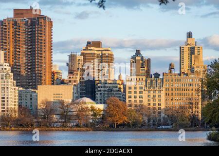 Vue sur 5th Avenue et le musée Guggenheim depuis Central Park Reservoir l'après-midi ensoleillé de l'automne à New York Banque D'Images