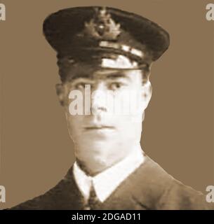 Un portrait de H G Lowe, survivant de la catastrophe du Titanic. --- le commandant Harold Godfrey Lowe RD, RNR (21 novembre 1882 – 12 mai 1944) était le 5e officier du RMS Titanic. Il dormait dans ses quartiers lorsque le navire a frappé l'iceberg à 11.40 heures. Après l'événement comme l'un des officiers affectés aux bateaux de sauvetage, il a organisé plusieurs des bateaux dans une flottille et les a dirigés loin du navire naufrageur; Mais on dit qu'il est revenu chercher des survivants après que le Titanic ait été descendu.il a été fait commandant dans la Réserve navale royale pendant la première Guerre mondiale. Banque D'Images