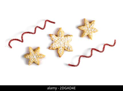 Composition minimaliste pour le nouvel an et le Noël avec de vrais cookies faits main. Pose à plat. Vue de dessus. Banque D'Images