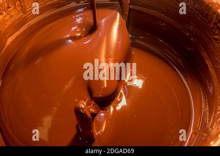 chocolat noir fondu dans la machine pour tempérer le chocolat Banque D'Images