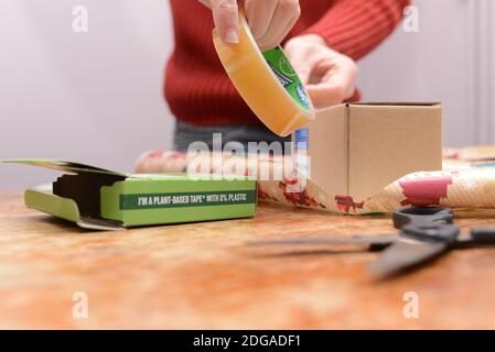 Utilisation de la bande vellotape plastique zéro. Un exemple de produit repensé, utilisant de la cellulose et de la colle naturelle, pour être plus durable et écologique. Banque D'Images