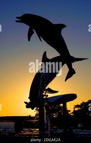 Silhouette de la statue des dauphins au Bay Front Park Sarasota Florida Banque D'Images