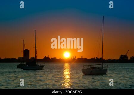 Magnifique coucher de soleil sur Sarasota Bay en Floride Banque D'Images