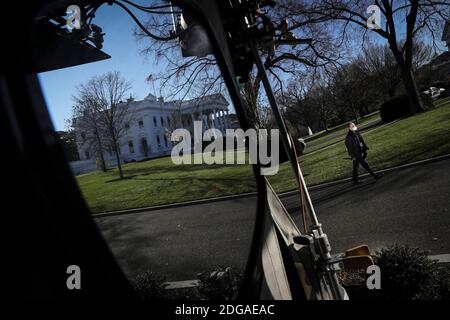 Washington, États-Unis. 08 décembre 2020. La Maison Blanche se reflète dans un miroir quand une personne marche sur l'allée nord le 8 décembre 2020 à Washington, DC à Washington, DC. (Photo d'Oliver Contreras/SIPA USA) Credit: SIPA USA/Alay Live News Banque D'Images
