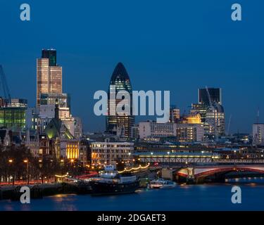 LONDRES, Royaume-Uni - 02 JUILLET 2008 : la Tamise et les gratte-ciels de la City of London Skyline à Dusk Banque D'Images