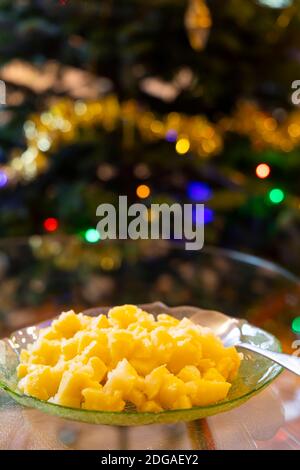 Salade de pommes de terre autrichienne avec arbre de Noël Banque D'Images