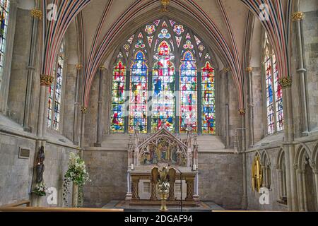 La chapelle Lady restaurée avec, au premier plan, le lutrin en laiton représentant un Pelican dans sa piété, Chichester, West Sussex, Royaume-Uni. Banque D'Images
