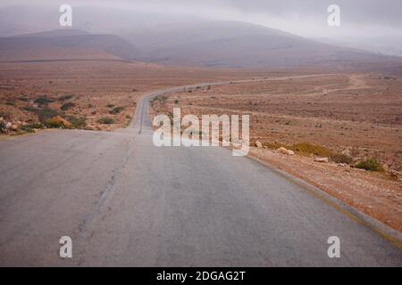 Continuez tout droit sur la route vide vers la ville de Mukalla, au Yémen Banque D'Images