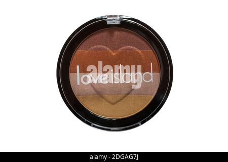 Love Island poudre bronzante de Love Island beauté de Babe bronzée Ensemble cadeau Ultimate Bronze Collection isolé sur fond blanc - Power Compact Banque D'Images