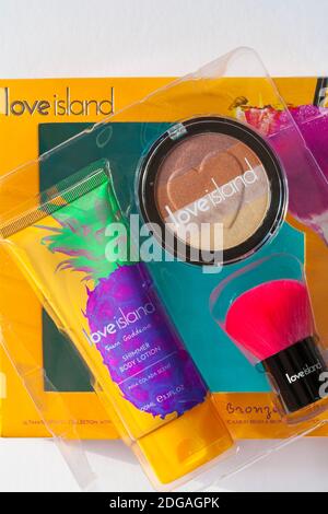 Ensemble cadeau de beauté Love Island Bait bronzé comprenant la collection Ultimate Bronze avec la lotion Shimmer de la Déesse du soleil, la brosse Kabuki et la puissance de bronzage Banque D'Images