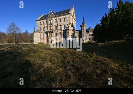 24 novembre 2020, Thuringe, Friedrichroda: Les fenêtres du rez-de-chaussée de Schloss Reinhardsbrunn sont fermées avec des planches. Il a été construit en 1827 sur les ruines de la maison monastère des tombes de Thuringe. Le château a été exproprié en 2018 par décision de l'administration de l'État de le sauver de la pourriture. Le propriétaire précédent - une société de conseil - avait laissé le château aux services d'urgence de l'État pendant des années. La procédure d'expropriation n'est pas encore terminée. (À dpa "négociations en rapport avec l'expropriation de Schloss Reinhardsbrunn") photo: Martin Schutt/dpa-Zentralbi Banque D'Images