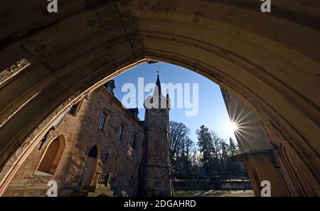 24 novembre 2020, Thuringe, Friedrichroda : le soleil brille du ciel bleu au-dessus du parc et du palais Reinhardsbrunn. Il a été construit en 1827 sur les ruines de la maison monastère des tombes de Thuringe. Le château a été exproprié en 2018 par décision de l'administration de l'État de le sauver de la pourriture. Le propriétaire précédent - une société de conseil - avait laissé le château aux services d'urgence de l'État pendant des années. La procédure d'expropriation n'est pas encore terminée. (À dpa "négociations en rapport avec l'expropriation de Schloss Reinhardsbrunn") photo: Martin Schutt/dpa-Zentralbild/dpa Banque D'Images