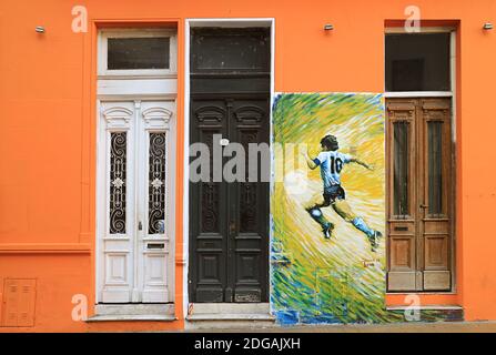 Peinture murale colorée vibrante d'un joueur de football sur la façade, Buenos Aires, Argentine, Amérique du Sud Banque D'Images
